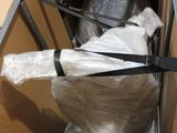une boîte en carton remplie d'objets et emballée dans du plastique