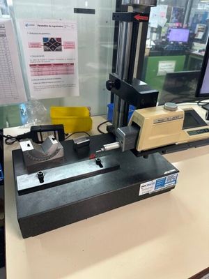 une machine posée sur une table