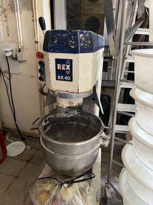 une machine qui se trouve à l'intérieur d'un bâtiment