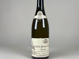 une bouteille de vin posée sur une table