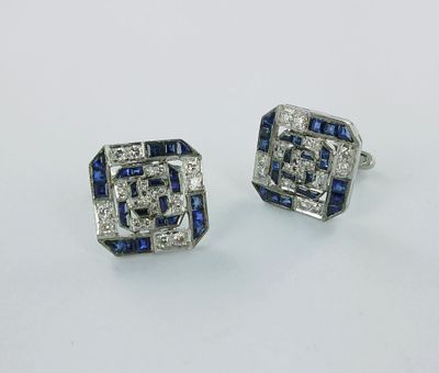 une paire de boucles d'oreilles en saphir et diamant