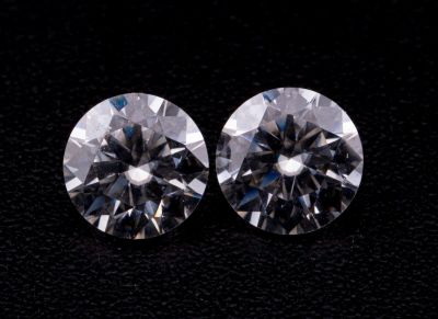 une paire de diamants de taille ronde sur un fond noir