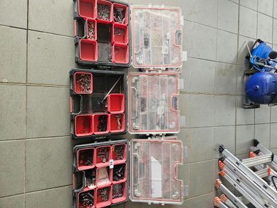 un mur sur lequel sont accrochés de nombreux outils de toutes sortes