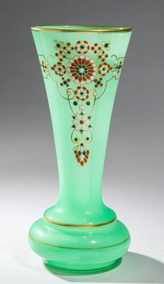 un vase vert orné d'un motif floral
