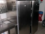 un réfrigérateur et un évier dans une petite cuisine