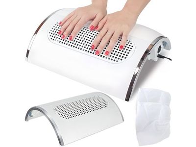 La femme utilise un sèche-ongles pour retirer ses faux ongles.