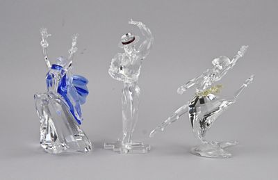 trois figurines en verre représentant une femme et un homme armé d'une épée
