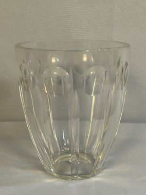 un saladier en verre transparent orné d'un motif