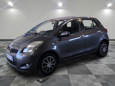 la petite voiture est garée sur un sol en damier dans le garage
