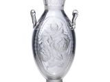 un vase en verre posé sur une surface blanche