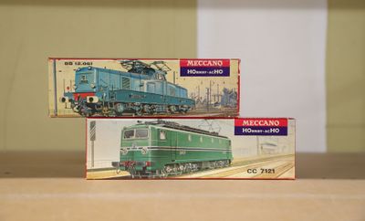 two model trains sitting on a table next to each other