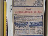 une boîte en carton avec un tas de livres à l'intérieur
