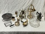 une table sur laquelle sont disposés de nombreux objets en argent et en verre