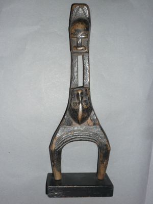 une photo d'un objet métallique posé sur une étagère