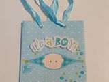 un sac cadeau bleu orné d'une image représentant un bébé