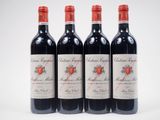trois bouteilles de vin rouge posées l'une à côté de l'autre sur une surface blanche