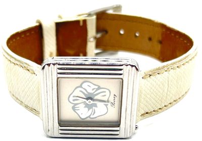 une montre blanche avec une fleur sur le cadran