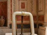 une photo d'une sculpture dans une pièce dotée d'une cheminée