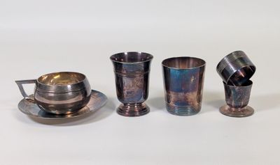 trois tasses et une soucoupe posées sur une table