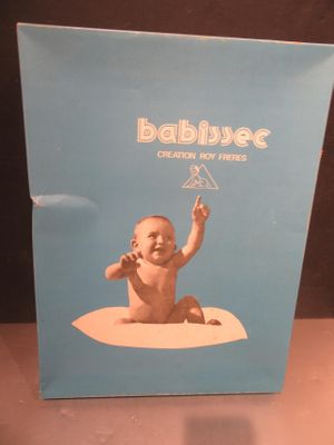 une boîte bleue sur laquelle figure la photo d'un bébé