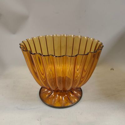 un saladier en verre jaune posé sur une table blanche