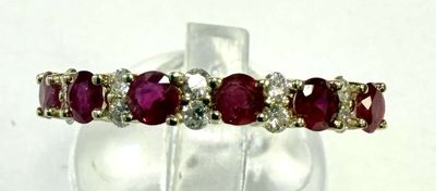 une image montrant un gros plan d'une bague sertie de pierres rouges
