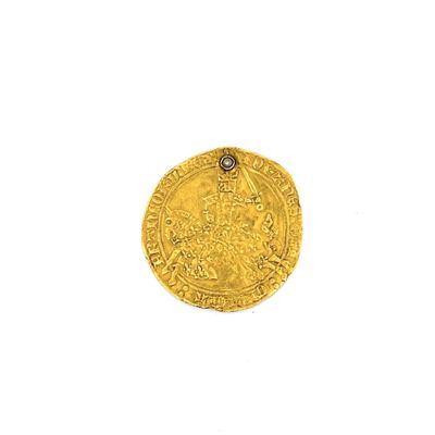 gros plan d'une pièce d'or sur une surface blanche