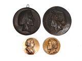 deux médaillons en bronze représentant une femme et un homme sur fond blanc