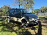 une photo d'une petite voiture garée dans l'herbe