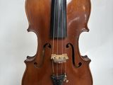 un vieux violon posé sur un chevalet, sur fond blanc