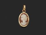 un pendentif en or orné d'un camée représentant le profil d'une femme