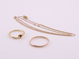 une collection de bijoux en or, comprenant notamment des bagues et un collier