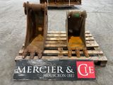 une photo montrant deux seaux posés sur une palette en bois