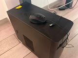 une boîte noire sur laquelle est posée une souris