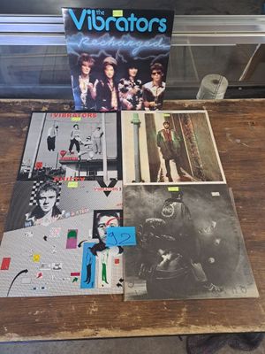 une photo d'une table sur laquelle se trouvent un magazine et un CD