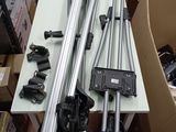 une table sur laquelle sont posés plusieurs outils, dans une pièce