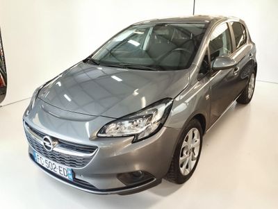 Opel grise garée dans un showroom sur fond blanc