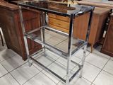 une table en verre sur laquelle est posé un oiseau
