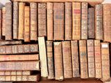 une boîte remplie de vieux livres posée sur une table