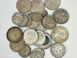 une pile de vieilles pièces de monnaie sur une surface blanche