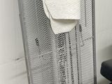 une chaise et un ventilateur dans un coin de la pièce