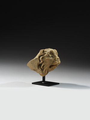 une tête de lion en marbre de style romain