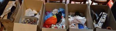plusieurs boîtes d'articles assortis sont empilées les unes sur les autres