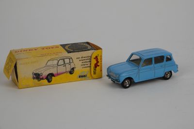 une petite voiture bleue posée à côté d'une boîte sur une surface blanche