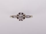 gros plan d'une bague en diamant sur fond blanc