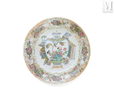une assiette avec un motif d'oiseaux et de fleurs