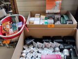 une boîte remplie d'objets posés sur le sol