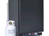 une photo d'un réfrigérateur noir avec une bonbonne de propane à côté