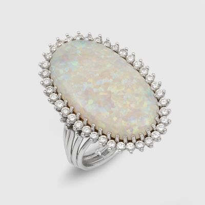 une bague en oplite blanche sertie d'un diamant, sur fond blanc
