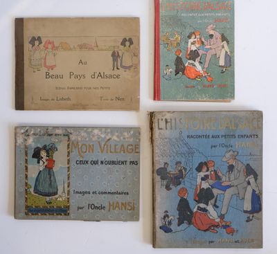 quatre livres pour enfants sont alignés sur une surface blanche